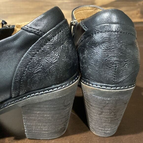 Halsa Rylee Floral Embossed Leather Bootie Size 7.5 - Picture 7 of 12